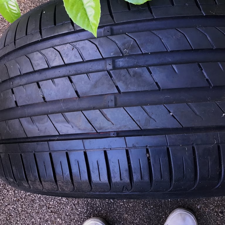 image for 255 40 17 TYRE IN VERY GOOD CONDITION. 4mm TREAD- CAN POST OR YOU CAN COLLECT FROM SURREY