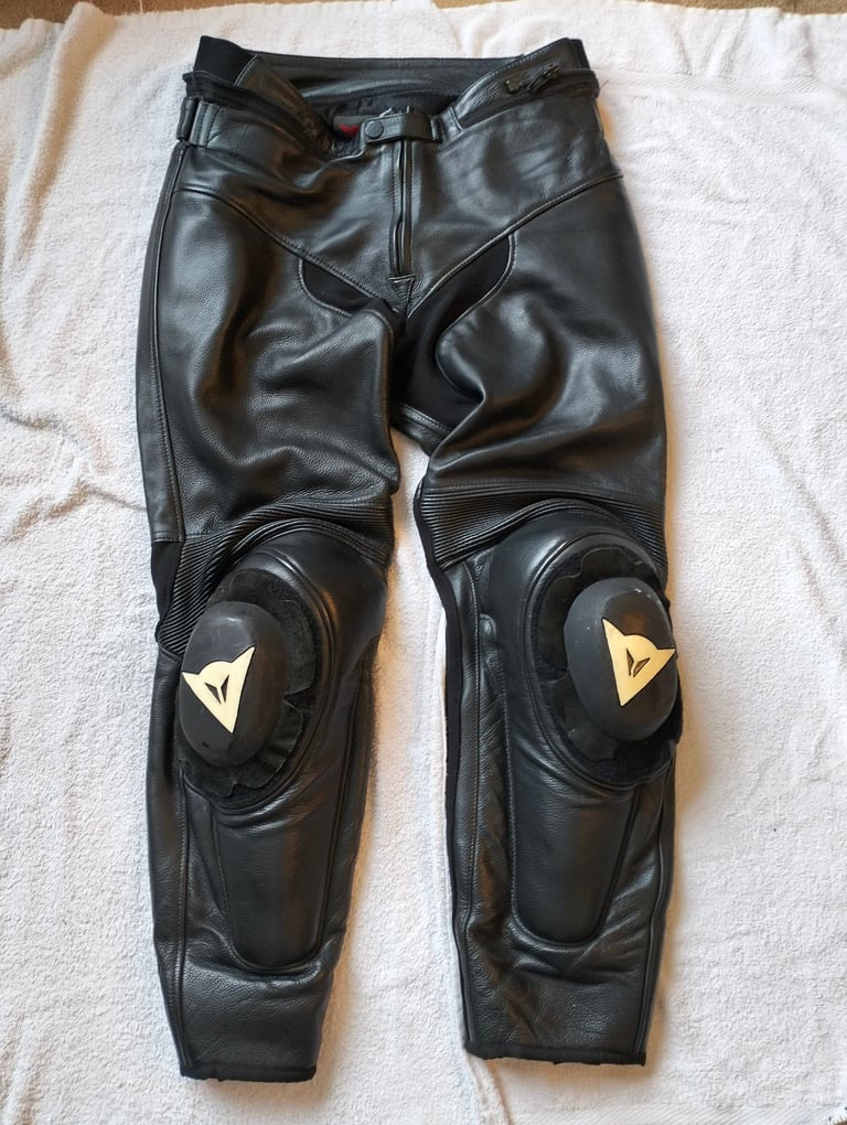 Dainese Mens Motorcycle Leather Trousers S 32" W EU 50 shin & knee armour knee sliders
