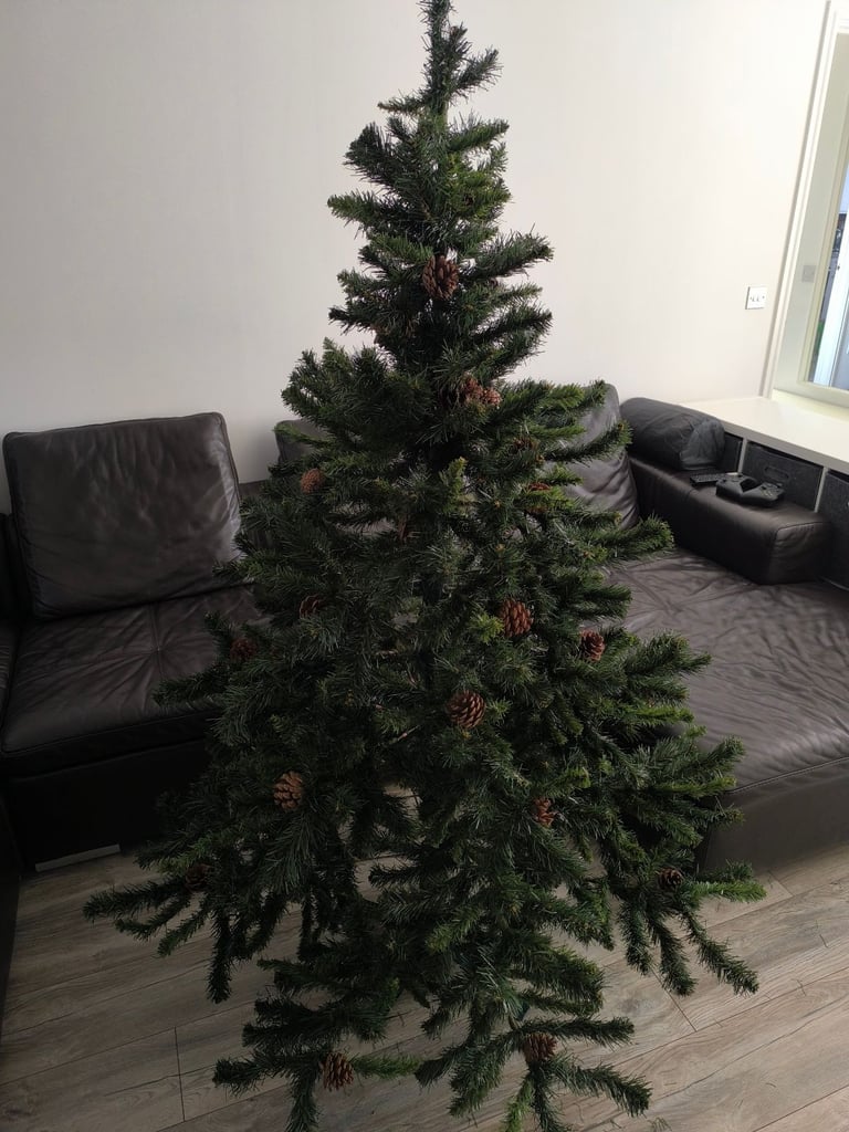 Christmas Tree with pincorns 6ft