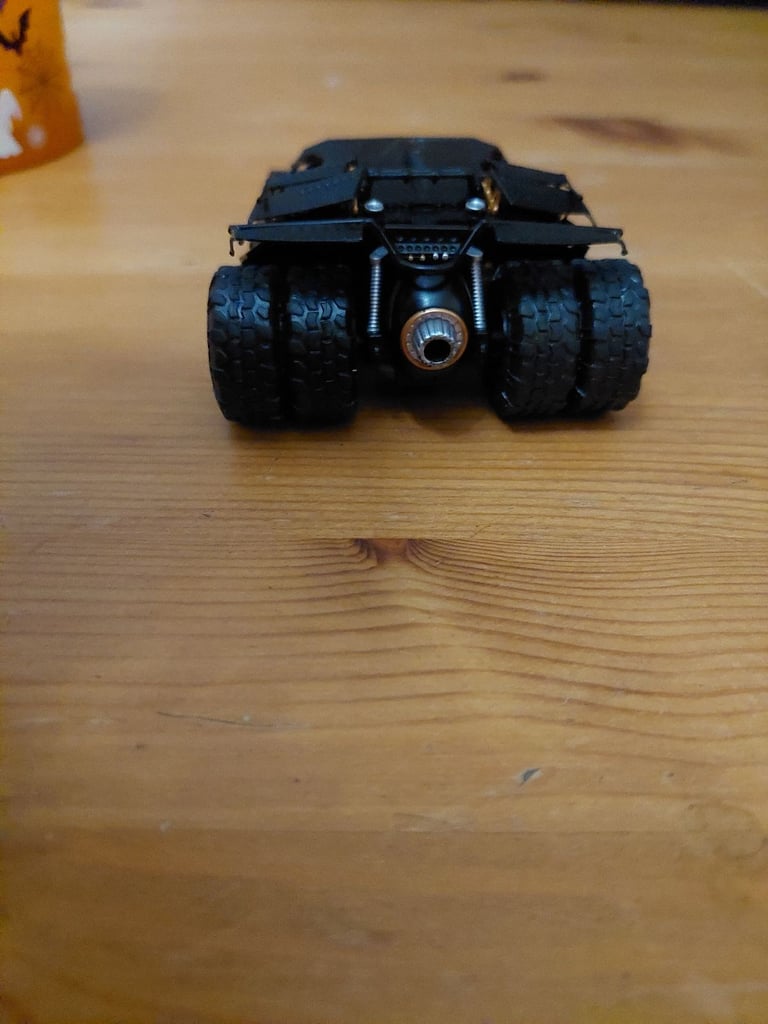 DC Comics Batmobil 1/43 scale diecast model