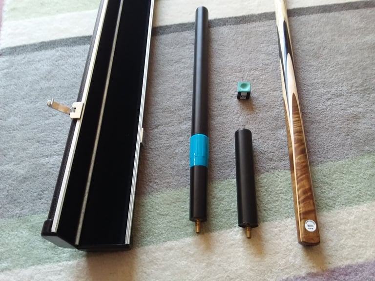Snooker cue - 1 piece ash - cue extender - mini butt and 2 x 1 piece black alluminium clasp case