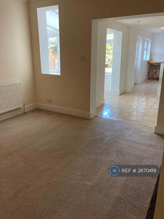 3 bedroom house in West Molesey, West Molesey, KT8 (3 bed) (#2670419)