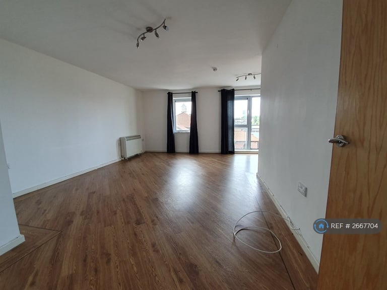 2 bedroom flat in Low Street, Sunderland, SR1 (2 bed) (#2667704)