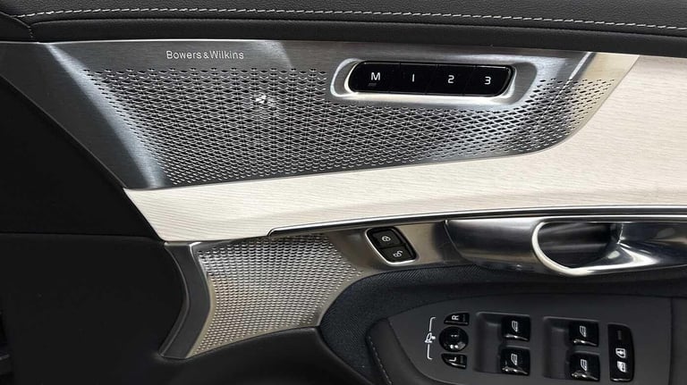 2025 Volvo XC90 Ultra, T8 AWD Plug-in hybrid, Electric/Petrol, Dark, 7 Seats ESTATE Petrol/Electr...