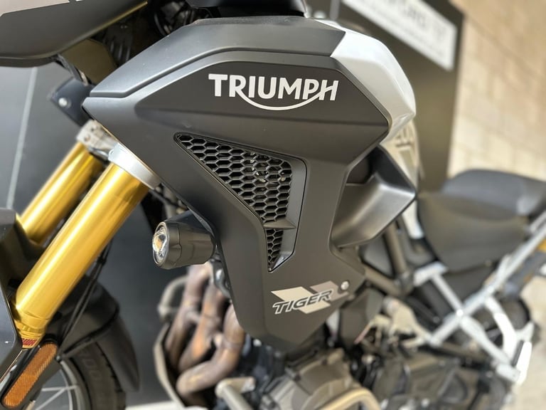 STUNNING ONE OWNER 2023/23 TRIUMPH TIGER 1200 RALLY PRO MOTORCYCLE 