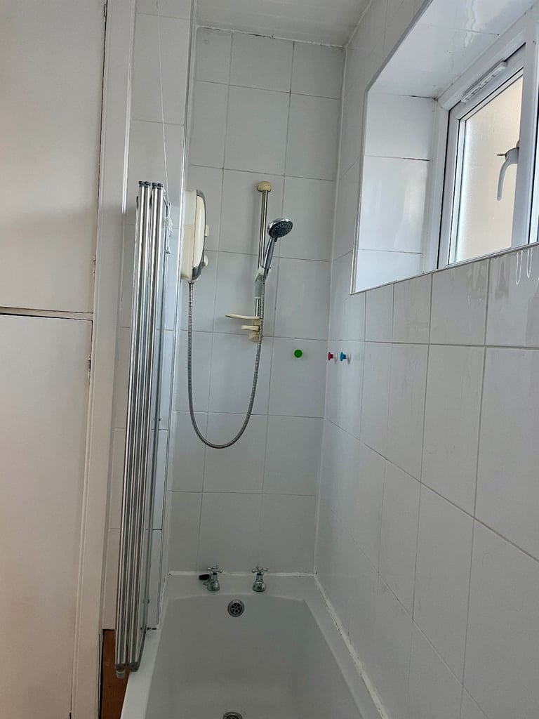 Unique Gorgeous 3 Bedroom Detached Cottage / House with Gardens and Private Parking