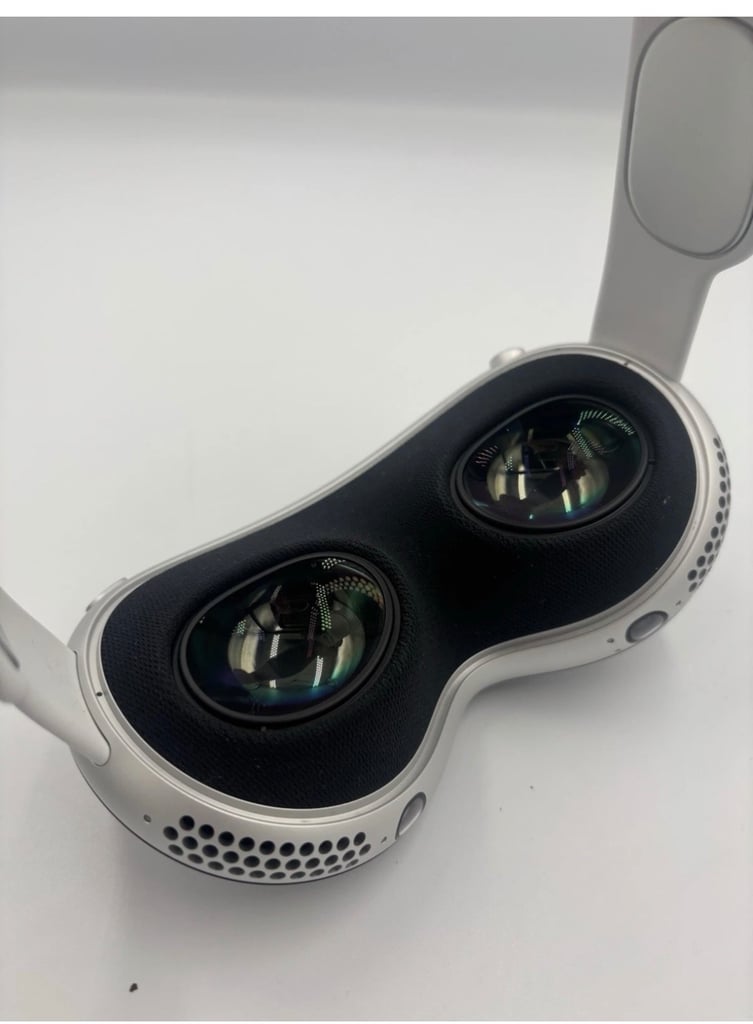 Apple Vision Pro 512GB 21W small and medium band. 