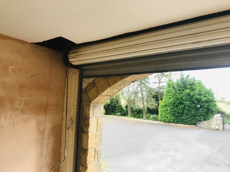 WHITE ELECTRIC ROLLER SHUTTER GARAGE DOOR WITH REMOTES
