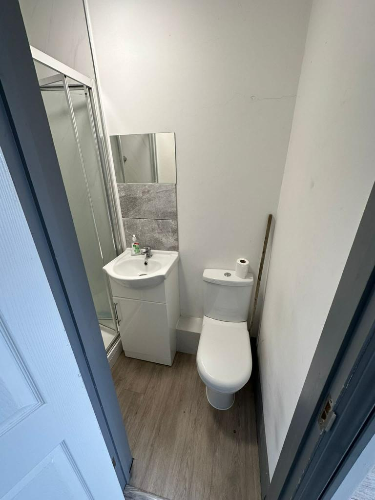 Room in Feltham TW13 7BJ