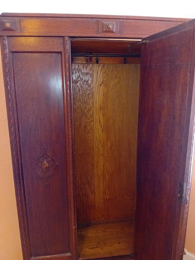 🚪✨ Stunning Antique Wardrobe – Classic Elegance & Timeless Style! ✨🚪