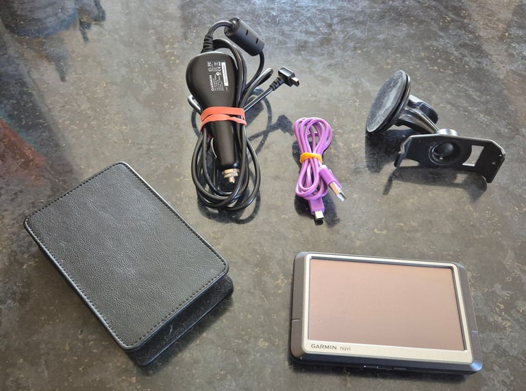 Garmin nuvi sat nav in pouch with usb and car chargers also comes with cradle.