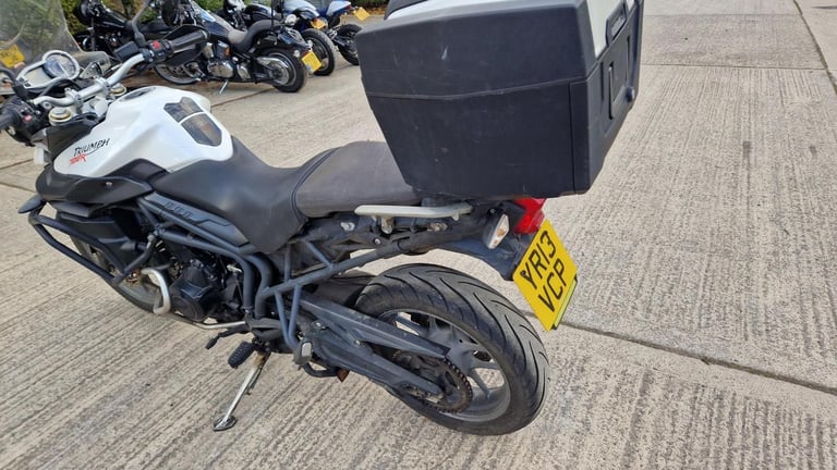 2013 13 TRIUMPH TIGER 800 ABS WHITE ENDURO ADVENTURE TOURER TOP BOX 26k MLS