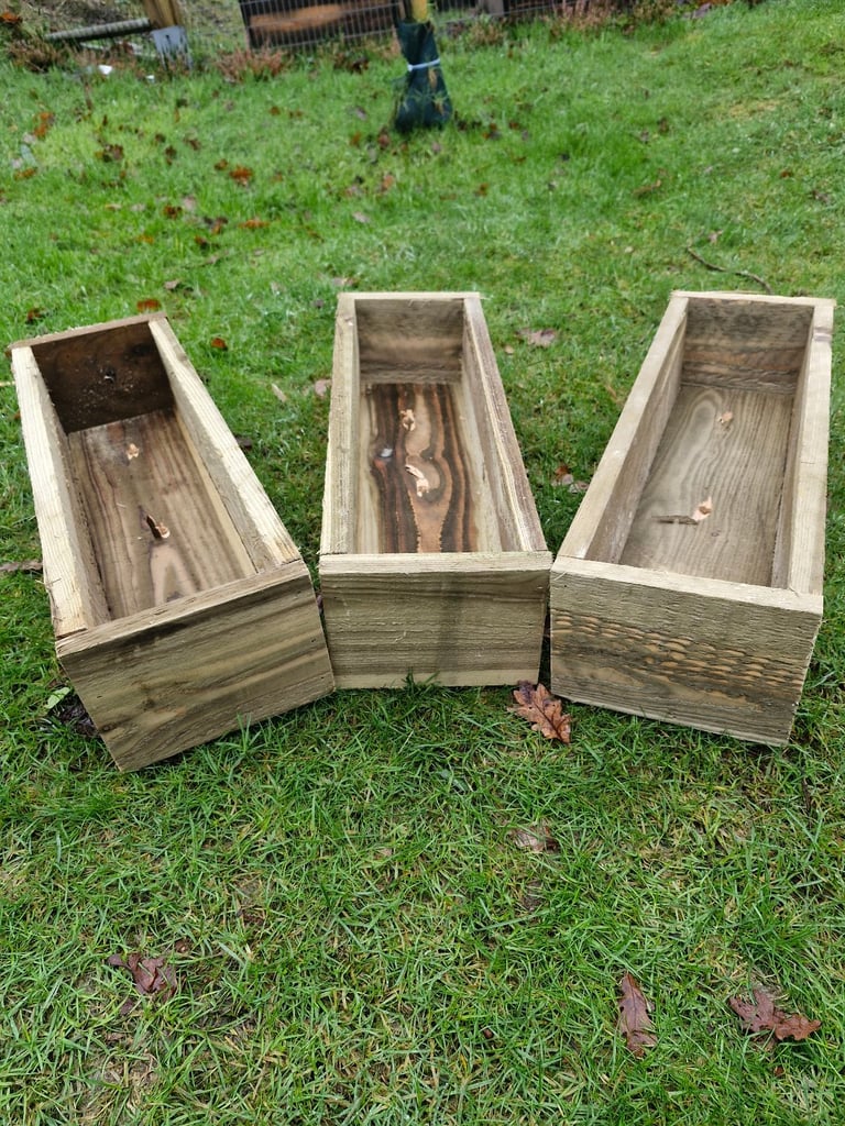 £10 Flower planters 