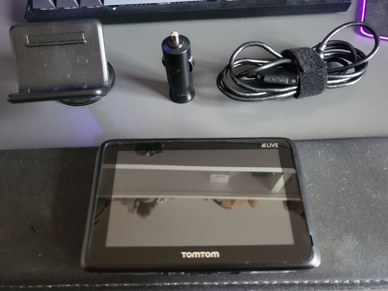 TomTom Go 1000 Live Sat Nav with accessories