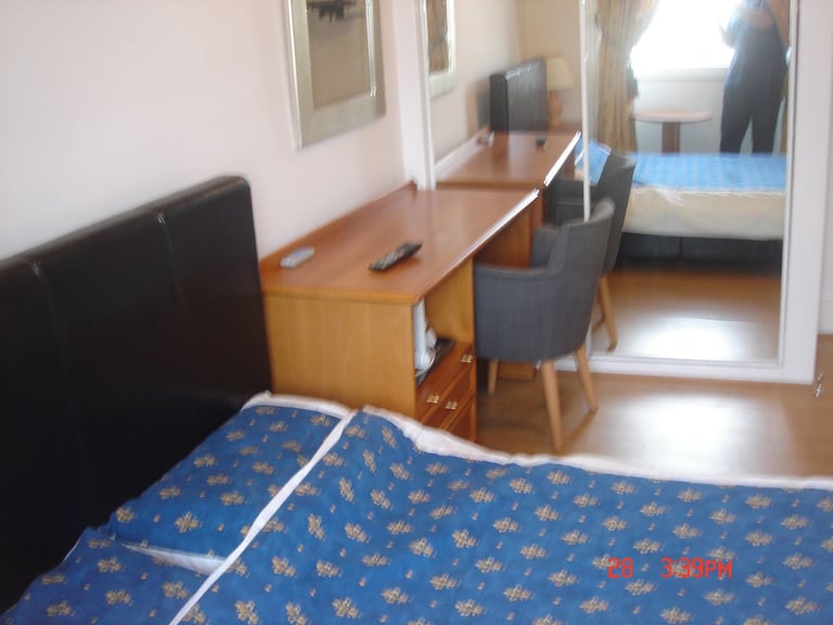 CITY CENTER LUXUARY DOUBLE ROOM ALL BILLS INCLUDED NEAR PRINCESS STREET 