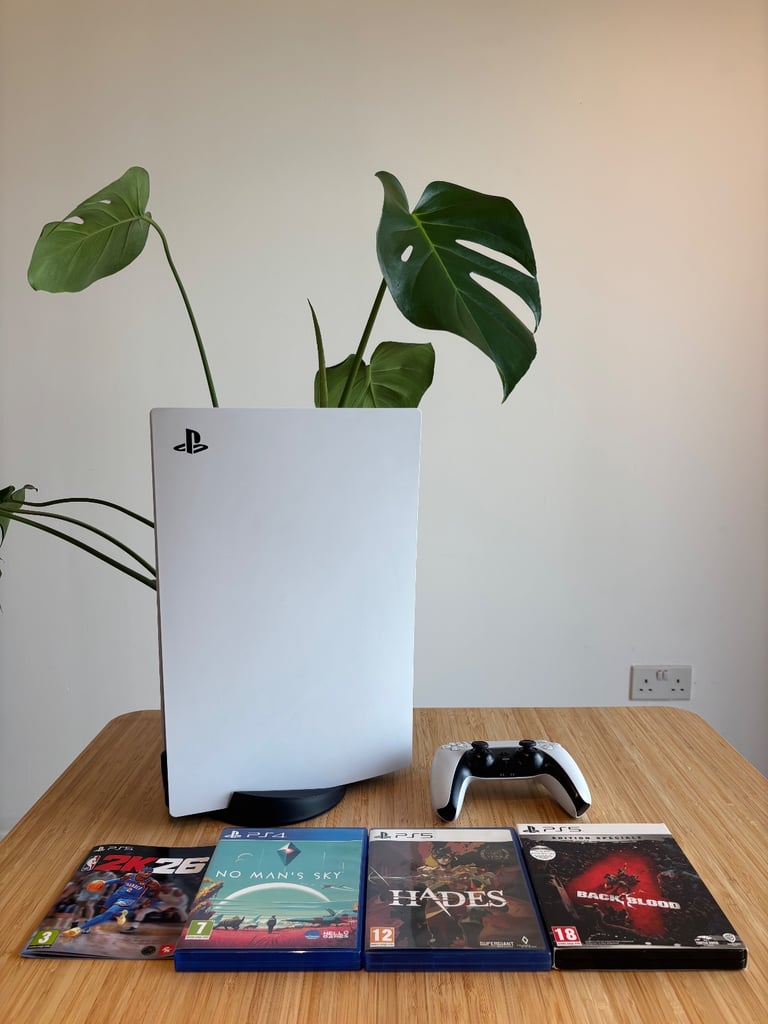 🎮 PlayStation 5 (Disc Edition) + 4 Games