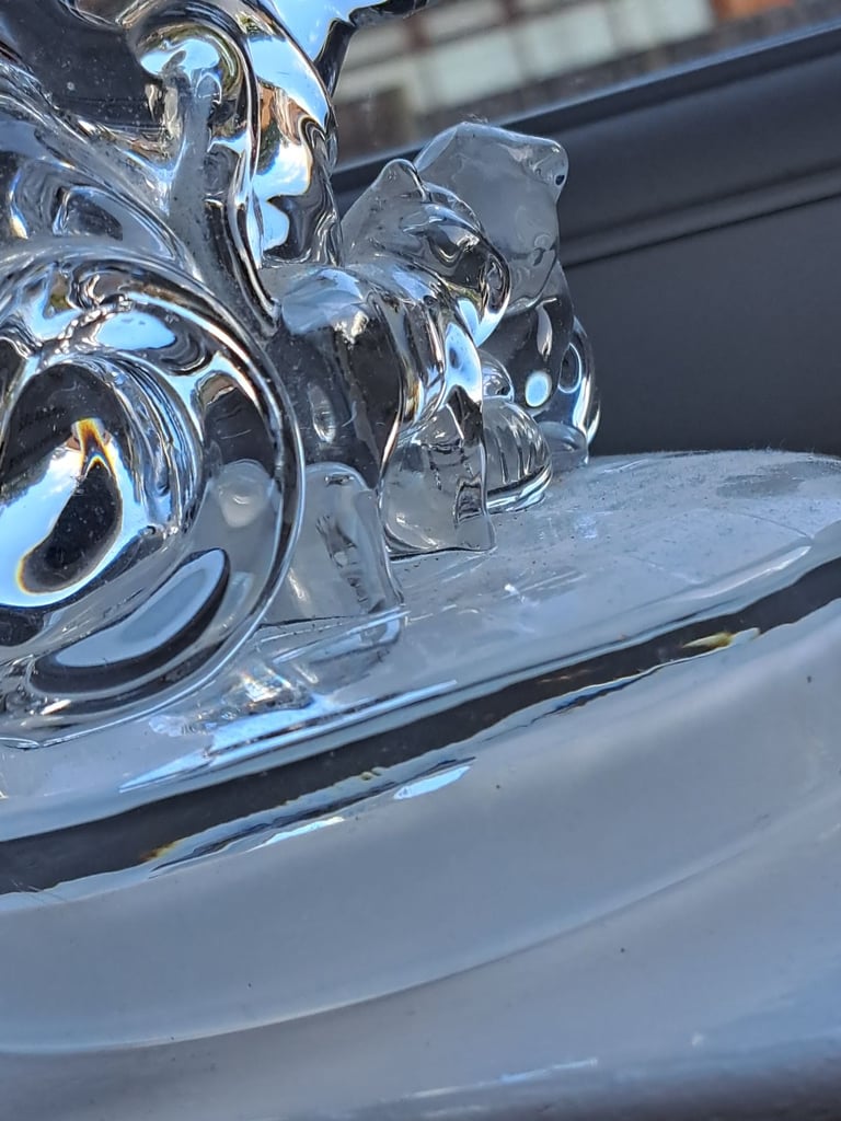 Beautiful vintage glass cat and kittens 