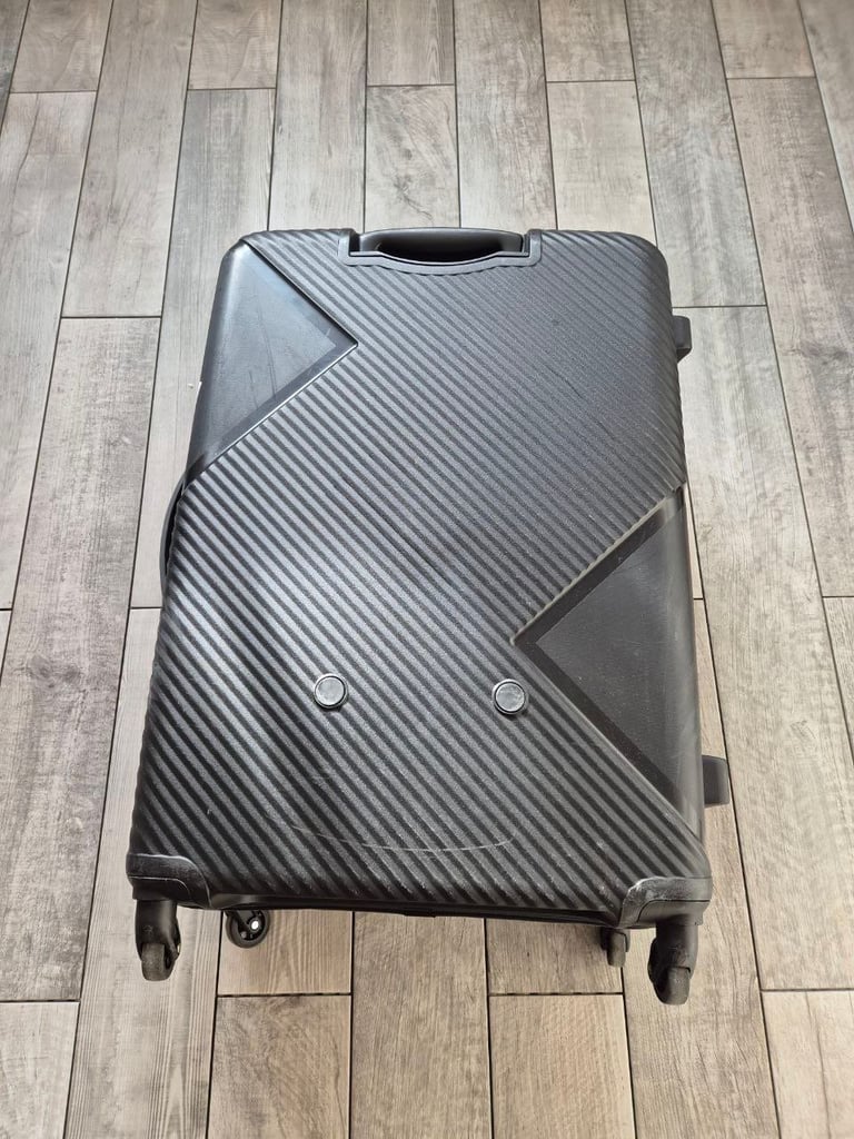 image for American Tourister Airconic Hard-Shell Spinner Suitcase