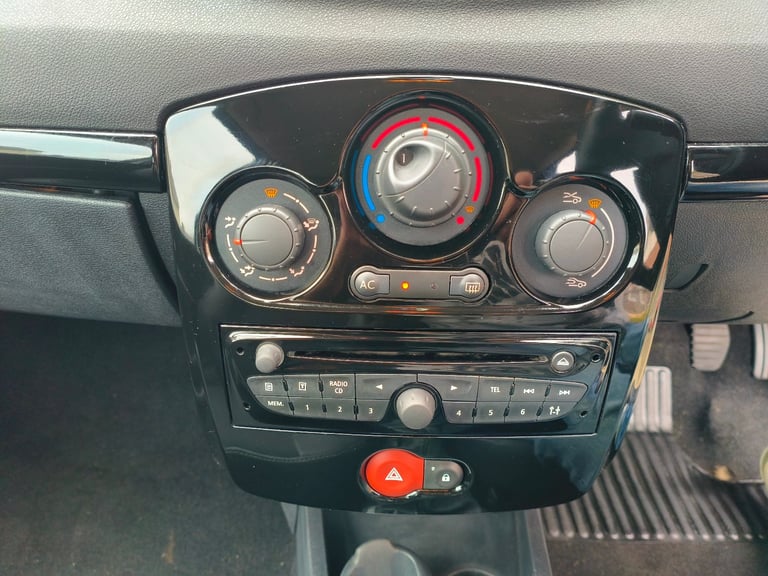 2011 Renault CLIO dynamique TomTom series.