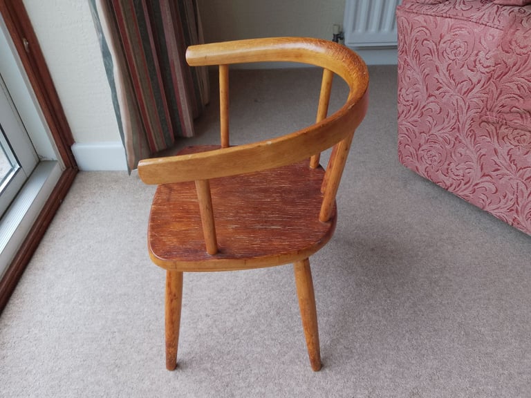 Vintage child's chair in solid wood. Seat height 11 inches.