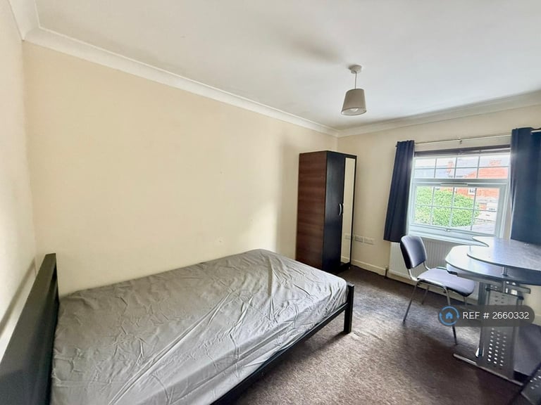 8 bedroom house in Blenheim Road, Reading, RG1 (8 bed) (#2660332)