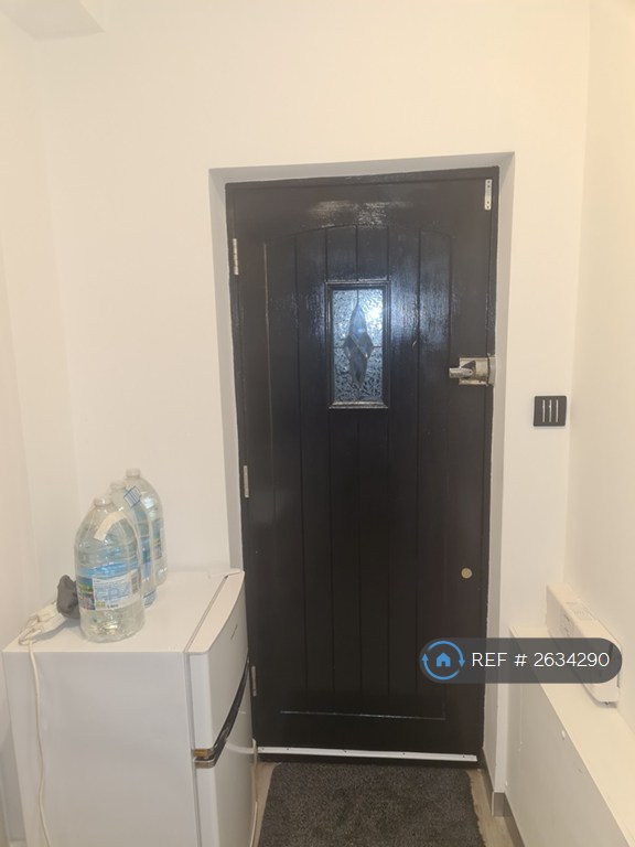 Studio flat in Parkfield Way, Bromley, BR2 (#2634290)