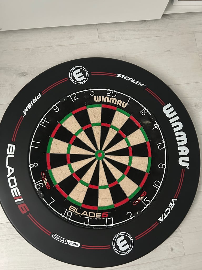 Winmau Blade 6 Dartboard and Surround (No Darts Included)