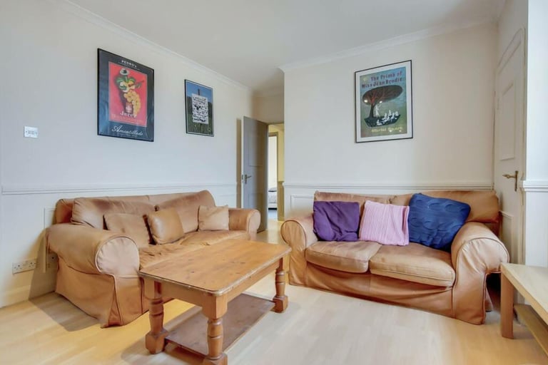 3 bedroom flat in Balham Hill, London, SW12