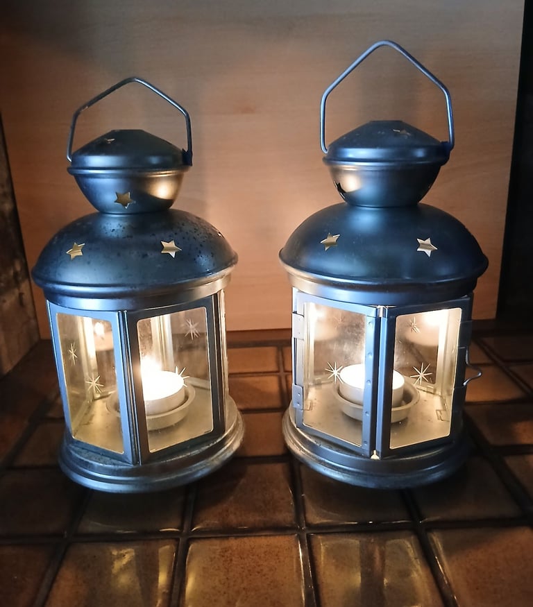 Six garden lanterns with six metal stakes