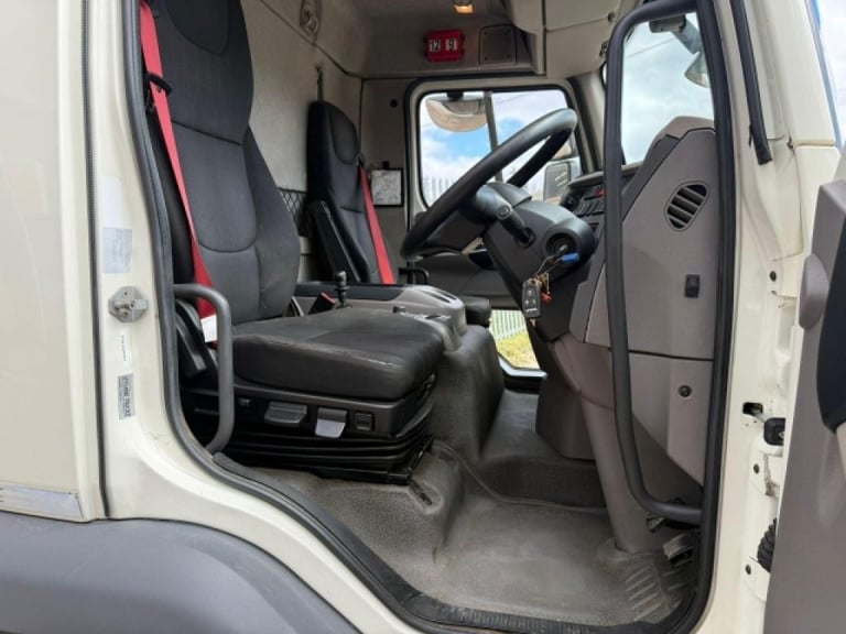 DAF LF 180 4x2 AUTOMATIC BOX TRUCK WITH TAIL LIFT