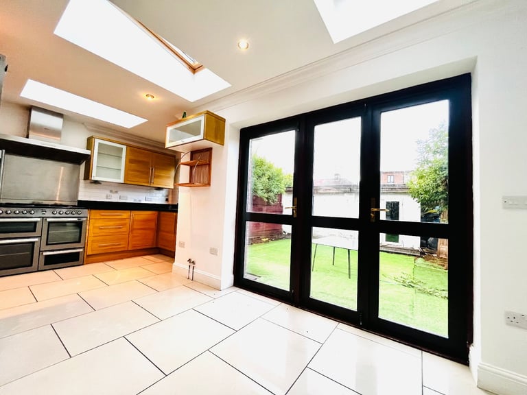 5 bed semi-detached house to rent The Vale, Cricklewood NW11 - Available Now
