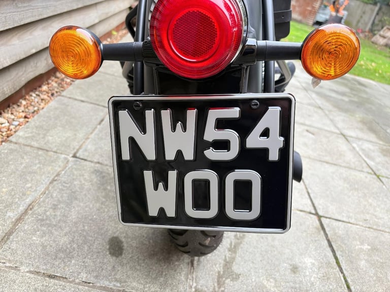 2023 / 23 Royal Enfield CLASSIC 350 £3250 Black 201 miles.