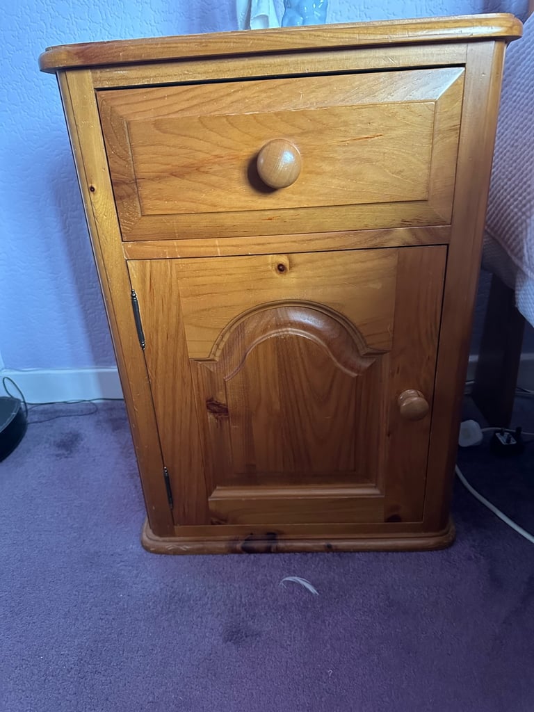 CHUNKY SOLID PINE BEDSIDE CABINET WITH DRAWER AND CUPBOARD