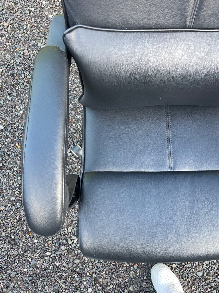 FREE DELIVERY 🥰🚚🥰 BLACK LEATHER OFFICE SPINNING CHAIR GREAT CONDITION 