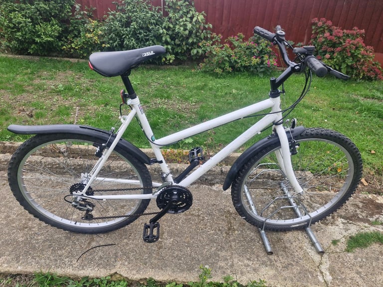 GIRLS LADIES WOMES ADULTS WHITE 26 INCH WHELLS 21 INCH FRAME 18 SPEED BIKE BICYCLE