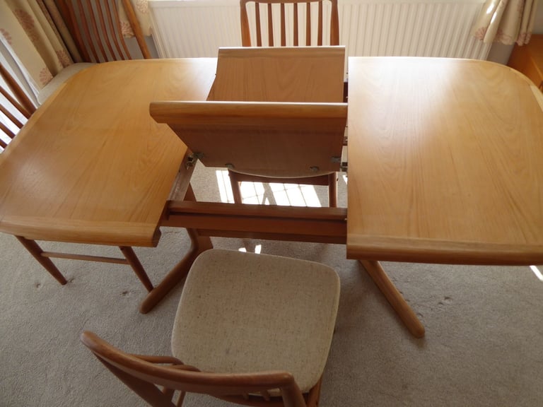 Benny Linden Dining Room Extendable Table / Six Matching Chairs
