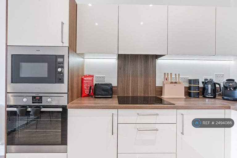 1 bedroom flat in Kingfisher Heights, London, E16 (1 bed) (#2494086)