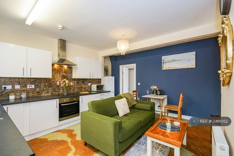 1 bedroom flat in Eccles Town Centre, Eccles, M30 (1 bed) (#2461052)