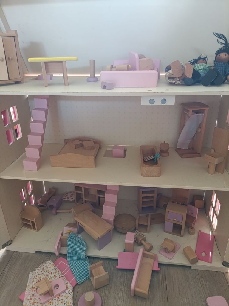 Wooden 2 storey dolls house