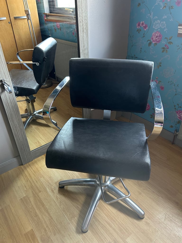 Stying chair and station/ mirror 