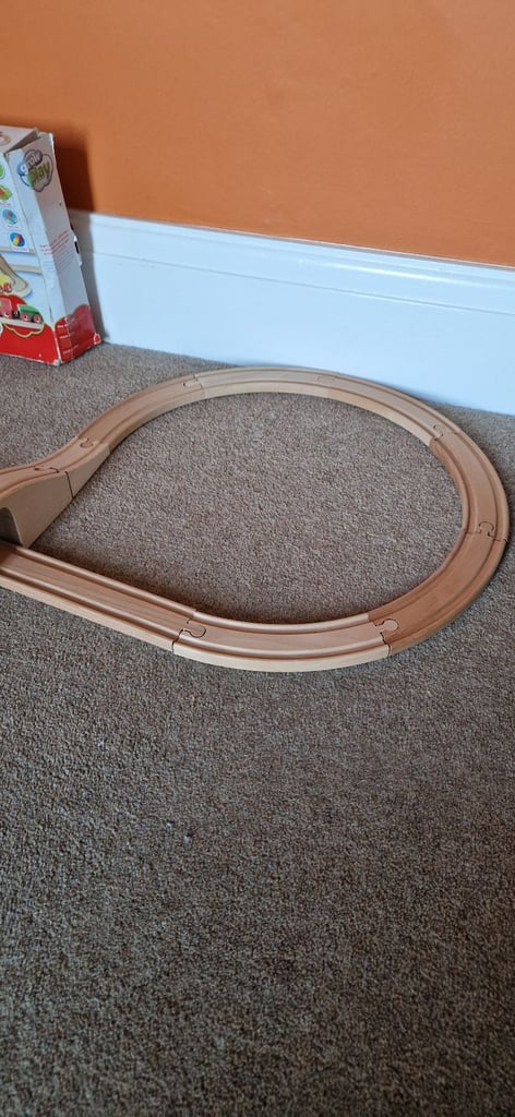 WOODEN TRAIN SET WITH TRAIN AND ACCESSORIES. No 2.