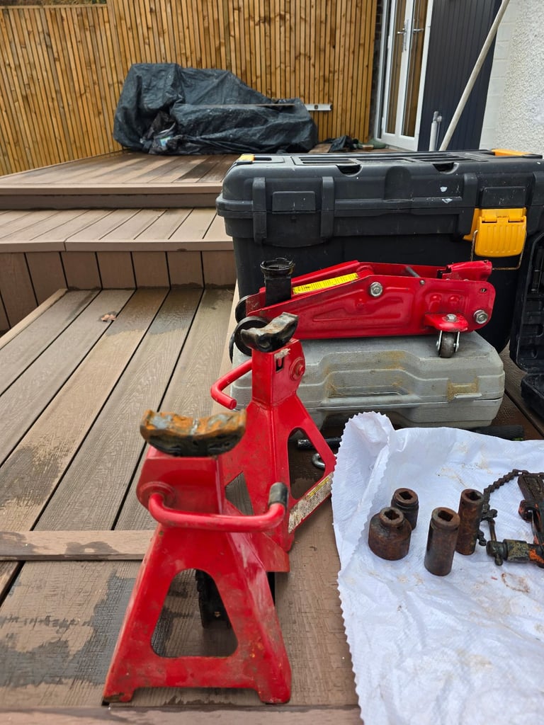 Car jack and tools