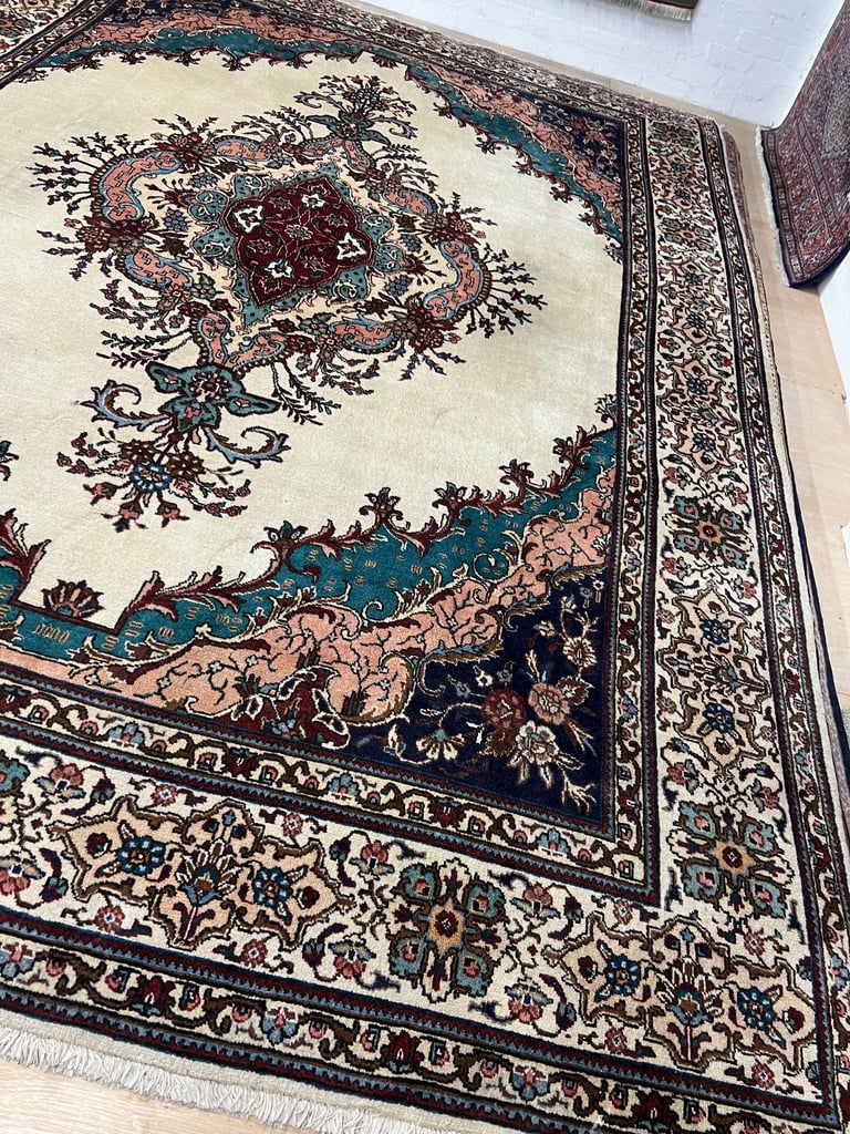 Persian handmade wool rug 300x415cm