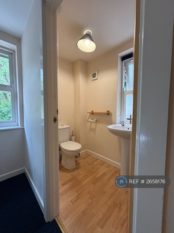 4 bedroom flat in Broomhall Road, Sheffield, S10 (4 bed) (#2658176)