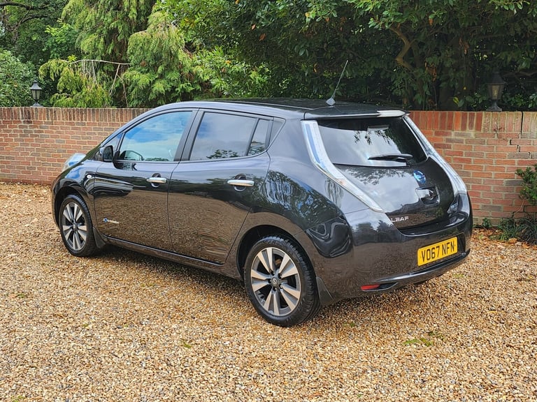 2017 Nissan Leaf Tekna 30kWh Auto with Full Service History and a New MOT HATCHBACK Electric Auto...
