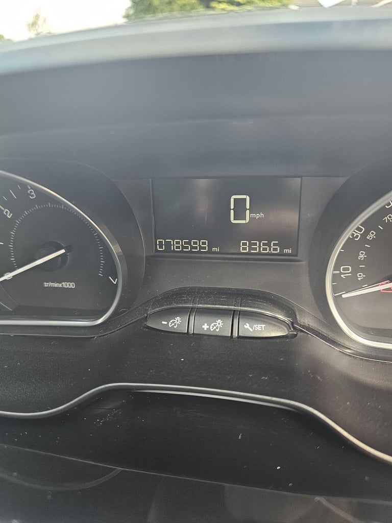 Peugeot, 208, Hatchback, 2015, Manual, 1199 (cc), 5 doors