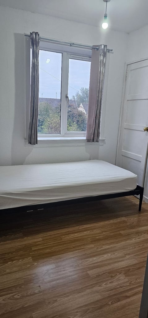  Spacious 3-Bedroom Flat for Rent – £1,450/month.