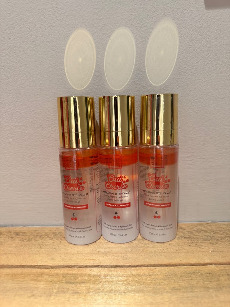 Oui Cherie hydrating setting spray 