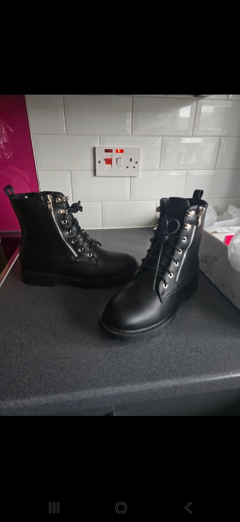 image for XY LONDON WOMENS BOOTS SIZE 8 BRAND NEW 