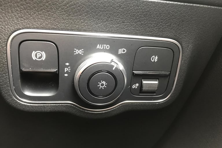  Mercedes Benz Gla 1.3 Gla180 Amg Line premium Suv 5dr Petrol 7g Dct Euro 6 s/s
